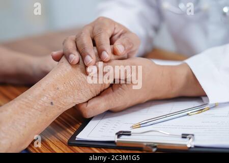 Hände halten Asian Senior oder ältere alte Dame Frau Patient mit Liebe, Pflege, ermutigen und Empathie in Krankenpflege Station : gesund starke medizinische Stockfoto