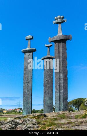 Die Skulptur der Schwerter in Rock (Sverd i fjell), im Hafrsfjord-Viertel von Madla, in der Nähe von Stavanger im Bezirk Rogaland, Norwegen. Stockfoto