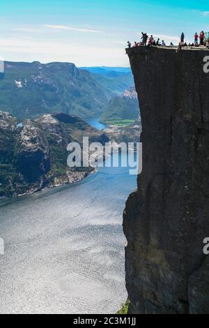 Herrliche Aussicht auf den Preikestolen oder Prekestolen (Preacher's Pulpit oder Pulpit Rock) über dem Lysefjord, in der Gemeinde Forsand im Landkreis Rogaland Stockfoto