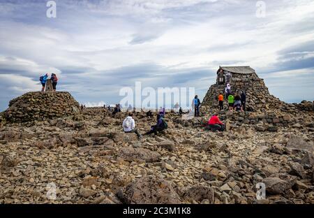 Ben Nevis / UK - August 24 2019: Wanderer auf dem Ben Nevis Gipfel, in den schottischen Highlands. Stockfoto