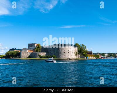 Schöner Blick auf das Schloss Vaxholm und die Ostsee an einem sonnigen Sommertag in der Gemeinde Vaxholm, Kreis Stockholm, Schweden Stockfoto