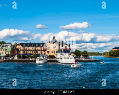 Schöne Aussicht auf Vaxholm Stadt vom Kreuzfahrtschiff, an einem sonnigen Sommertag in der Vaxholm Gemeinde, Stockholm County, Schweden Stockfoto