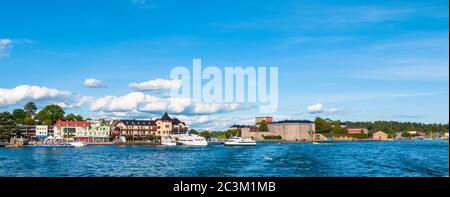 Panoramablick auf Vaxholm Stadt und das Schloss vom Kreuzfahrtschiff, an einem sonnigen Sommertag in der Vaxholm Gemeinde, Stockholm County, Schweden Stockfoto