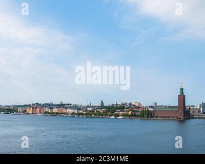 Panoramablick auf die Stadt Stockholm an einem sonnigen Tag, einschließlich des Rathauses mit hohem Turm, die Hauptstadt von Schweden. Stockfoto