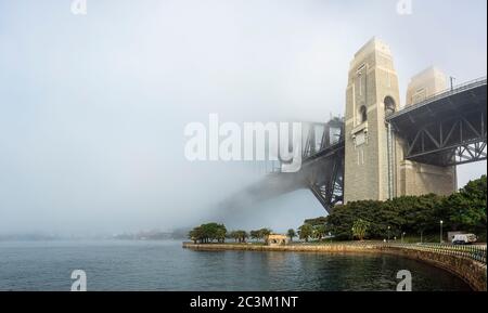 Nebel über der Sydney Harbour Bridge Stockfoto