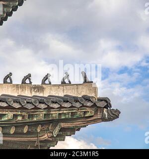 Low-Angle-Aufnahme der traditionellen Dekorationen und Statuen auf Das Dach eines Palastes Stockfoto