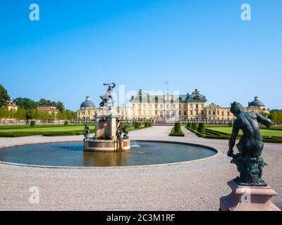 Schöne Aussicht auf das Schloss Drottningholm in Schweden im Sommer, die private Residenz der schwedischen Königsfamilie. Stockfoto