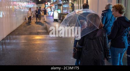 Die Leute in Yurakucho Hintergasse, ein beliebtes Ziel für billige lokale japanische Küche. Stockfoto