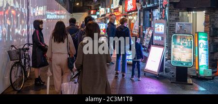 Die Leute in Yurakucho Hintergasse, ein beliebtes Ziel für billige lokale japanische Küche. Stockfoto