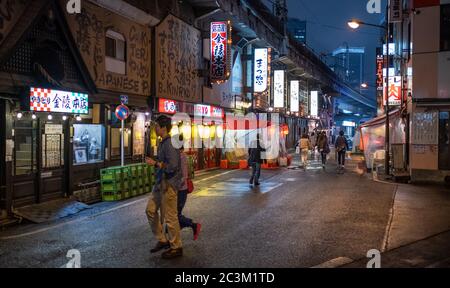 Die Leute in Yurakucho Hintergasse, ein beliebtes Ziel für billige lokale japanische Küche. Stockfoto