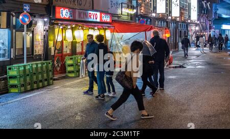 Die Leute in Yurakucho Hintergasse, ein beliebtes Ziel für billige lokale japanische Küche. Stockfoto