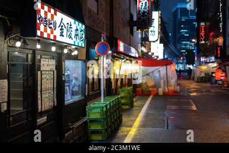 Die Leute in Yurakucho Hintergasse, ein beliebtes Ziel für billige lokale japanische Küche. Stockfoto