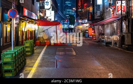 Die Leute in Yurakucho Hintergasse, ein beliebtes Ziel für billige lokale japanische Küche. Stockfoto