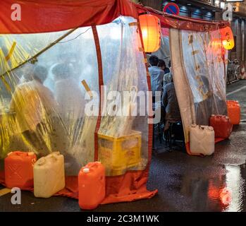 Die Leute in Yurakucho Hintergasse, ein beliebtes Ziel für billige lokale japanische Küche. Stockfoto