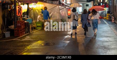 Die Leute in Yurakucho Hintergasse, ein beliebtes Ziel für billige lokale japanische Küche. Stockfoto