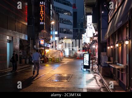 Die Leute in Yurakucho Hintergasse, ein beliebtes Ziel für billige lokale japanische Küche. Stockfoto