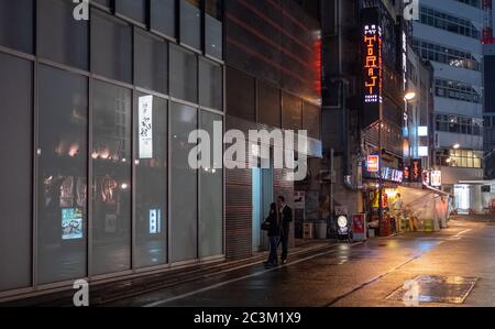 Die Leute in Yurakucho Hintergasse, ein beliebtes Ziel für billige lokale japanische Küche. Stockfoto