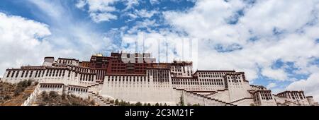 Panorama-Ansicht des Potala-Palastes im Sommer sonnigen Tag, Winterpalast des Dalai Lama, blauer Himmel und Wolke im Hintergrund, Lhasa (Lasa) von Tibet, China Stockfoto