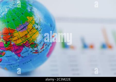 Bangkok, Thailand - 18. Februar 2019 : Asien Globus Weltkarte auf Diagrammpapier. Finanzwesen, Konto, Statistik, Investitionen, Analytische Forschungsdaten eg Stockfoto