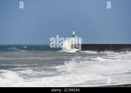 Hafenlicht am Ende des Stegs in Aberystwyth Cardigan Bay West Wales mit Blick nach Norden von Tanybwlch Stockfoto