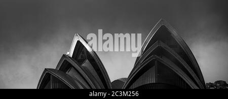 Das Opernhaus von Sydney an einem nebligen Morgen Stockfoto