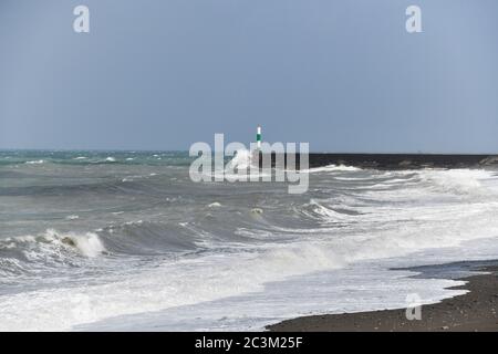 Hafenlicht am Ende des Stegs in Aberystwyth Cardigan Bay West Wales mit Blick nach Norden von Tanybwlch Stockfoto