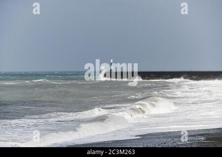 Hafenlicht am Ende des Stegs in Aberystwyth Cardigan Bay West Wales mit Blick nach Norden von Tanybwlch Stockfoto