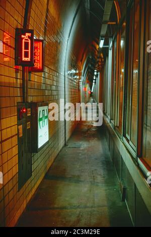 Vertikale Aufnahme des Notausgangs einer U-Bahn-Station Gefangen in Südkorea Stockfoto