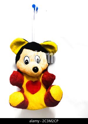 Chennai, Indien - March‎ ‎11‎th ‎2020 : Mickey Maus Spielzeug an der Wand isoliert auf weißem Hintergrund hängen. Stockfoto