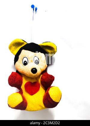 Chennai, Indien - March‎ ‎11‎th ‎2020 : Mickey Maus Spielzeug an der Wand isoliert auf weißem Hintergrund hängen. Stockfoto