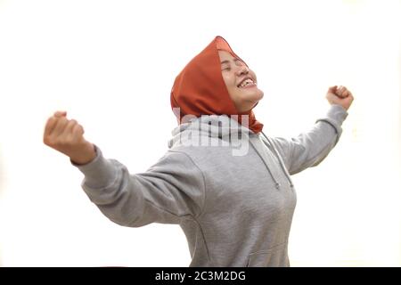 Schöne asiatische muslimische Frau trägt Hijab fühlen entlasten, frische Luft, gewinnende Geste, glücklich xpressions, isoliert auf weiß Stockfoto