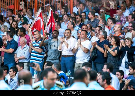 Ein Teil des Publikumszuschauens beim Kirkpinar Turkish Oil Wrestling Festival in Edirne in der Türkei. Stockfoto