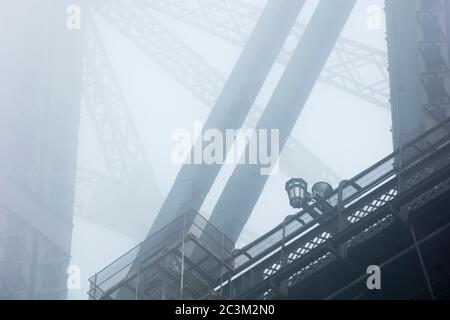 Nebel über der Sydney Harbour Bridge Stockfoto