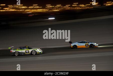 DUBAI - JANUAR 13: Porsche 997 GT3 Cup und Lamborghini Gallardo LP600 bei Nacht beim 2012-Stunden-Rennen 24 Dunlop am 13. Januar auf dem Dubai Autodrome Stockfoto