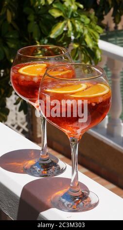 Aperol Spritz in großen Gläsern roten Sommer Cocktail, Terrasse Party. Hochwertige Fotos Stockfoto