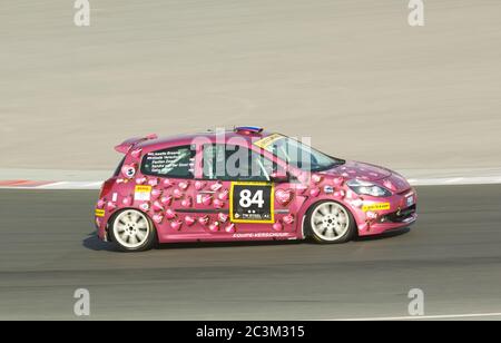 DUBAI - JANUAR 13: Car 84, ein Renault Clio RS Cup mit einer weiblichen Mannschaft aus den Niederlanden, die am Dunlop 24-Stunden-Rennen 2012 in Dubai teilnahm Stockfoto