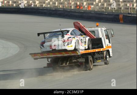 DUBAI - JANUAR 13: Auto 44, ein Porsche 997 GT3 Cup, wird nach einer Panne beim Dunlop 24-Stunden-Rennen 2012 in Dubai Au wieder in die Box transportiert Stockfoto