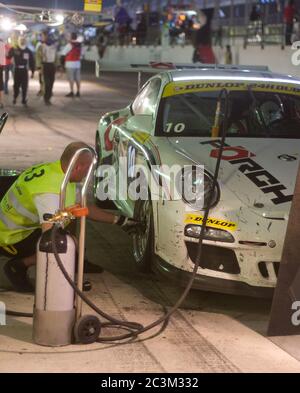 DUBAI - JANUAR 13: Boxenstopp bei Nacht für Auto 10, einen Porsche 997 GT3 Cup während des 2012 Dunlop 24 Stunden-Rennens auf dem Dubai Autodrome am 13. Januar 2012. Stockfoto