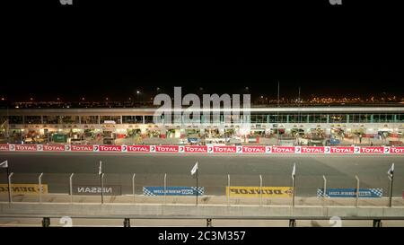 DUBAI - JANUAR 13: Start-Ziel-Geraden und Boxengasse der Strecke mit Stadtlichtern im Hintergrund während des 2012 Dunlop 24 Stunden-Rennens in Dubai Au Stockfoto