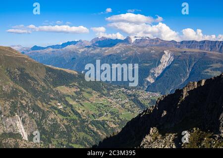 Herrliche Panoramasicht auf die Schweizer Alpen Walliser Bergkette (Wallis) von Fiescheralp und Bettmeralp bei Grossen Aletschgletscher an sonnigen Tagen Stockfoto