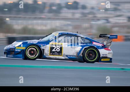 DUBAI - JANUAR 14: Car 28, ein Porsche 997 GT3 R, am Morgen beim 2012 Dunlop 24-Stunden-Rennen auf dem Dubai Autodrome am 14. Januar 2012. Stockfoto