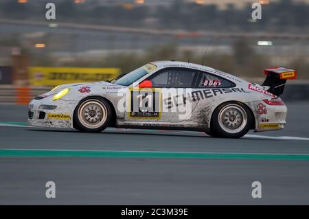 DUBAI - JANUAR 14: Car 11, ein Porsche 997 GT3 Cup 5, in den Morgenstunden beim 2012 Dunlop 24-Stunden-Rennen auf dem Dubai Autodrome am 14. Januar 2012. Stockfoto