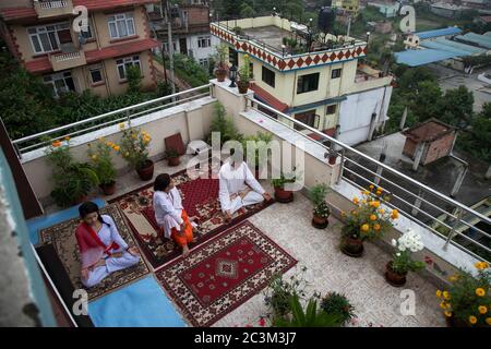 Kathmandu, Nepal. Juni 2020. Yoga-Lehrerin Pashupati Giri und ihre Familienmitglieder führen Yoga bei sich zu Hause am 6. Jährlichen internationalen Yogatag in Naikap durch.der Weltyoga-Tag wird jährlich am 21. Juni gefeiert, Menschen werden Yoga dieses Jahr bei ihnen zu Hause durchführen aufgrund der COVID-19 Pandemie gibt es keine jährliche Veranstaltung. Kredit: SOPA Images Limited/Alamy Live Nachrichten Stockfoto