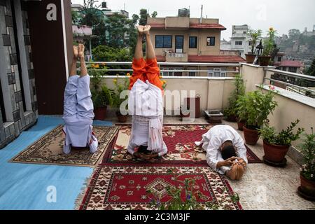 Kathmandu, Nepal. Juni 2020. Yoga-Lehrerin Pashupati Giri und ihre Familienmitglieder führen Yoga bei sich zu Hause am 6. Jährlichen internationalen Yogatag in Naikap durch.der Weltyoga-Tag wird jährlich am 21. Juni gefeiert, Menschen werden Yoga dieses Jahr bei ihnen zu Hause durchführen aufgrund der COVID-19 Pandemie gibt es keine jährliche Veranstaltung. Kredit: SOPA Images Limited/Alamy Live Nachrichten Stockfoto