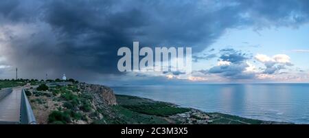 Lichthaus von Santa Pola Spanien vor Regen und Sturm Stockfoto