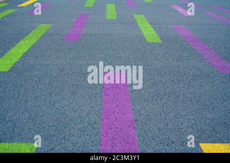 Grüne und violette Linien auf dem Asphaltboden gemalt Stockfoto