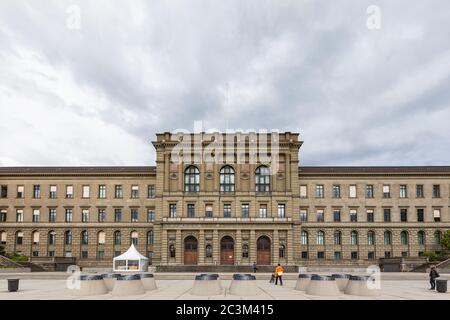 Rückansicht des Hauptgebäudes der berühmten Universität Eidgenössische Technische Hochschule Zürich (ETH Zürich) von der Polyterasse an einem bewölkten Tag, zur Stockfoto