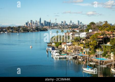 Der Blick vom Hunter's Hill in Richtung Sydney City. Der Hunters Hill liegt links, Gladeville rechts. Von der Brücke über Tarban Creek. Stockfoto