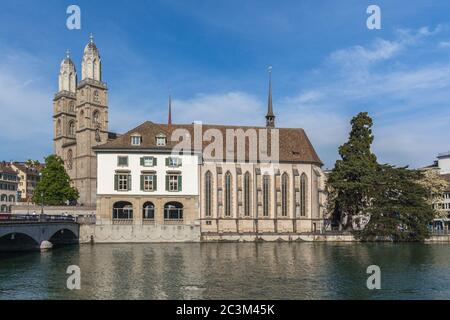 Schöne Aussicht auf die Grossmünster und Wasserkirche bei Sonnenschein von der gegenüberliegenden Limmatseite am sonnigen Sommertag Stockfoto