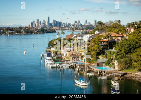 Der Blick vom Hunter's Hill in Richtung Sydney City. Der Hunters Hill liegt links, Gladeville rechts. Von der Brücke über Tarban Creek. Stockfoto